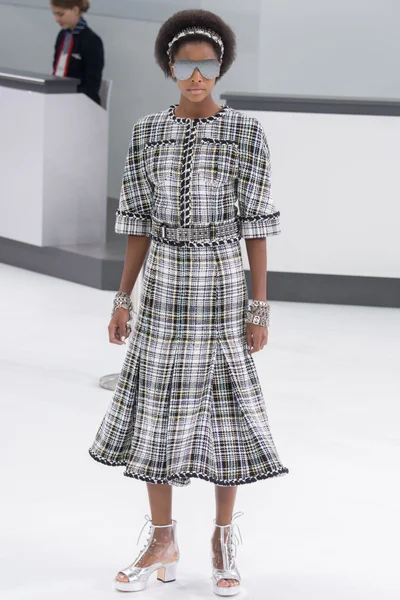 Look 16